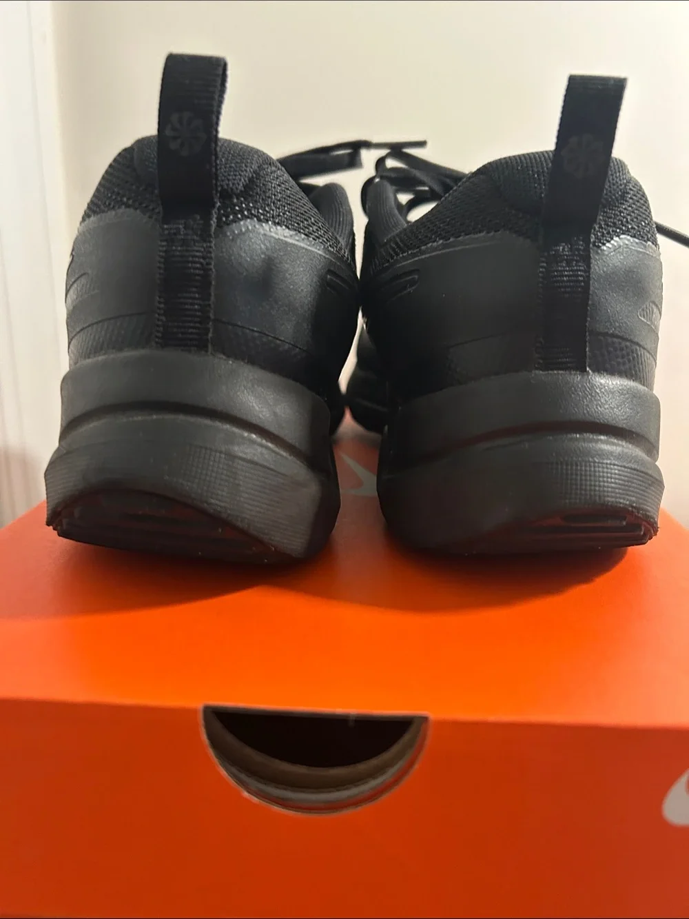 Nike Kids 6.5 Black Athletic Sneakers
